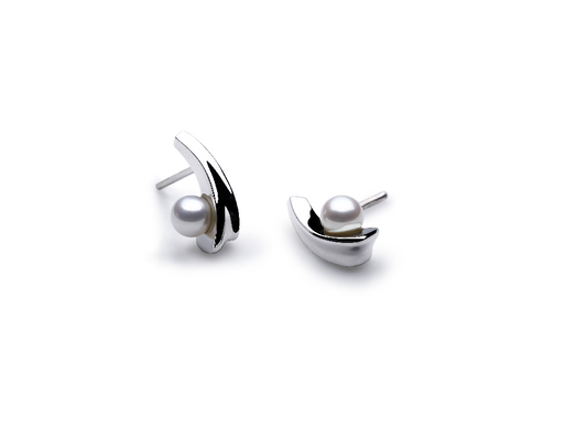 Pearl earrings in sterling silver, style E4310