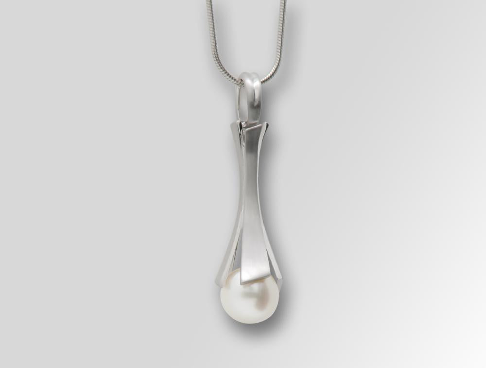 Pearl pendant in sterling silver by Joryel Vera, style P7404