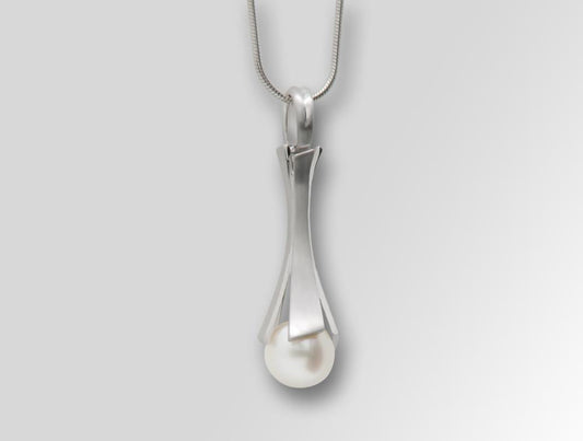 Pearl pendant in sterling silver by Joryel Vera, style P7404