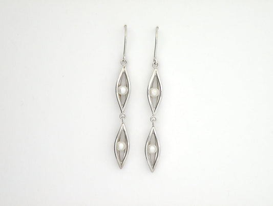 Pearl earrings in sterling silver, style E9340