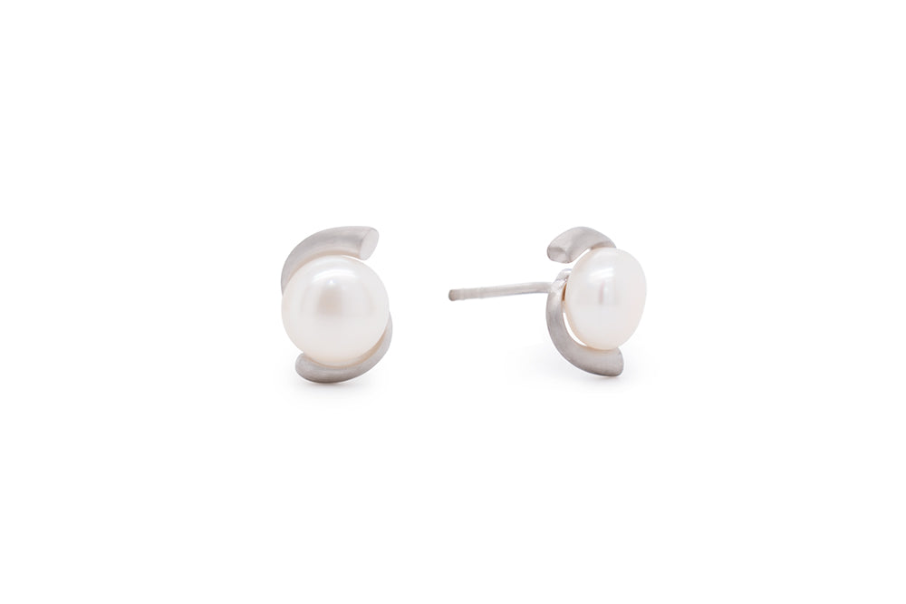 Cultured Pearl earrings in sterling silver, style E8702