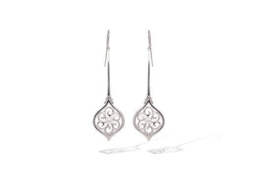 Pearl earrings in sterling silver, style E9957