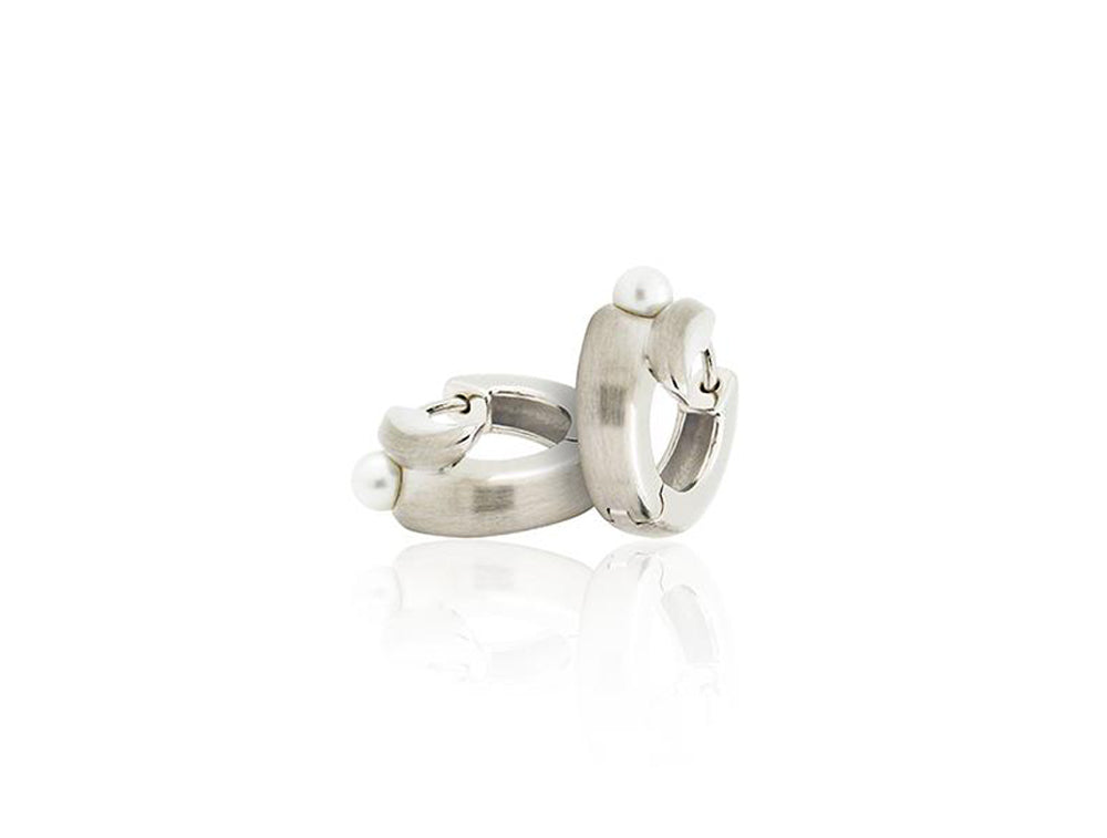 Pearl earrings in sterling silver, style E2903