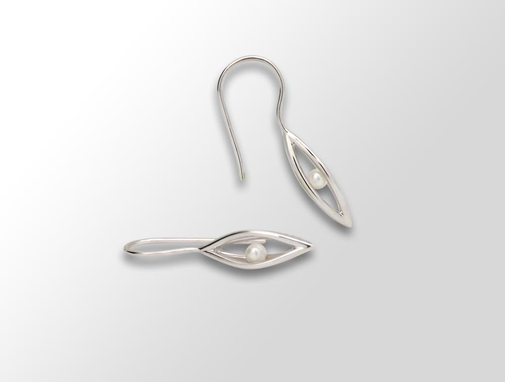 Pearl earrings in sterling silver, style E4309