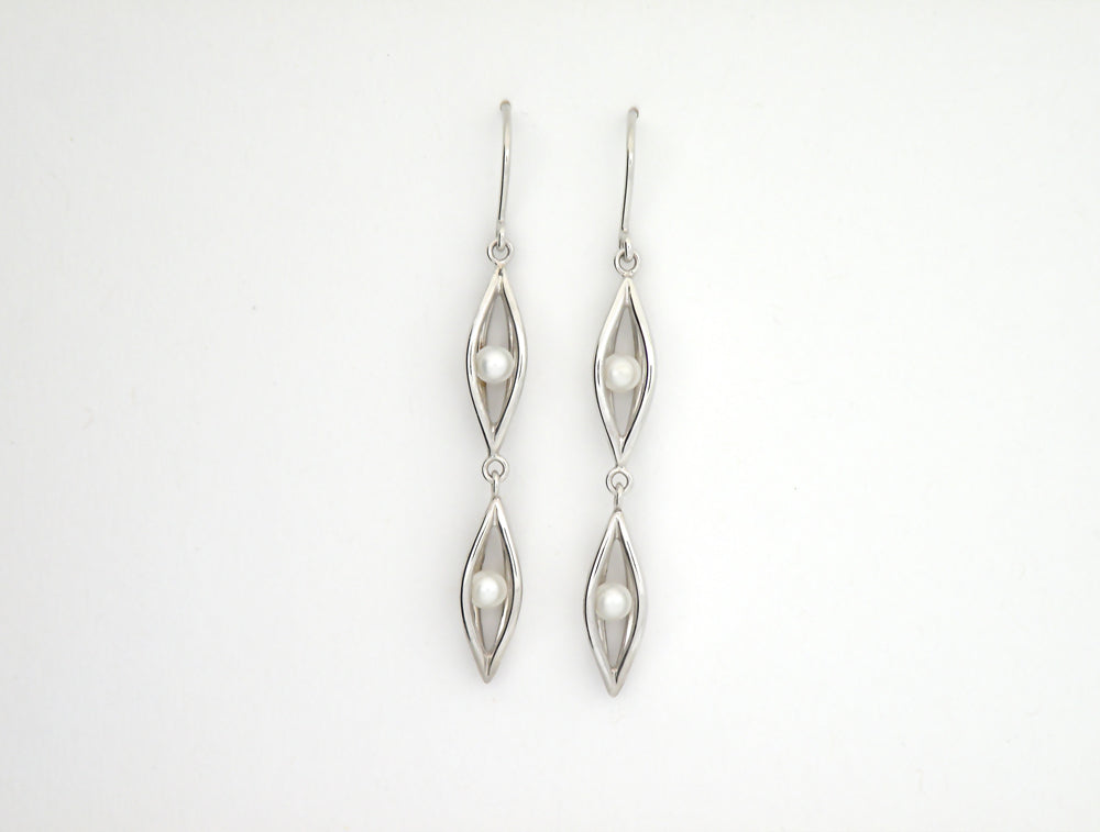Pearl earrings in sterling silver, style E9340