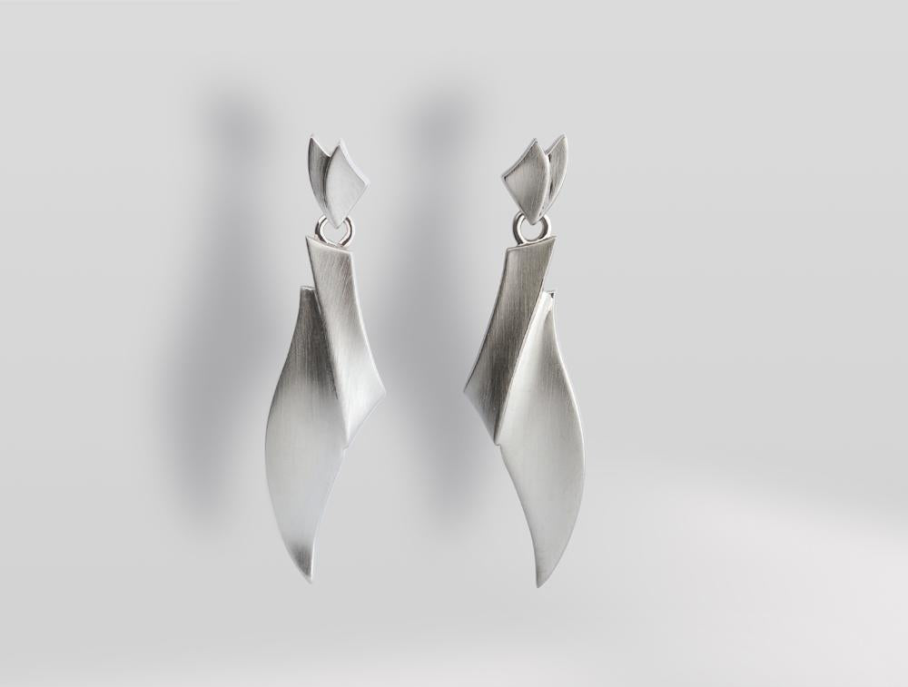 E2673 ARTISTIC HANGING EARRING - Charizzma