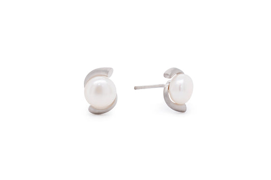Cultured Pearl earrings in sterling silver, style E8702