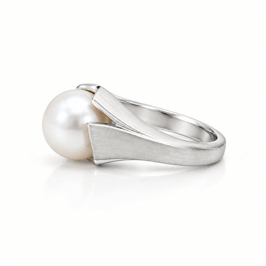 Pearl ring in sterling silver by Joryel Vera, style R6498